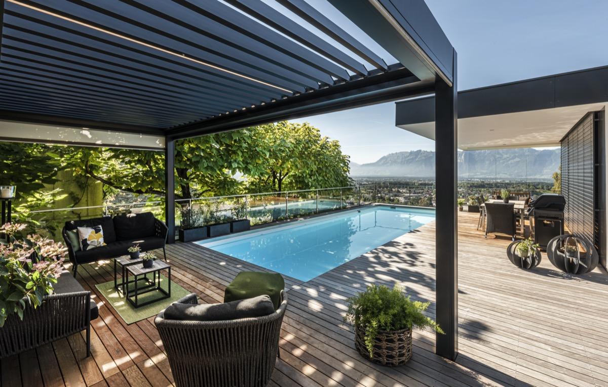 Modernes Lamellendach aus Aluminium auf einer Terrasse